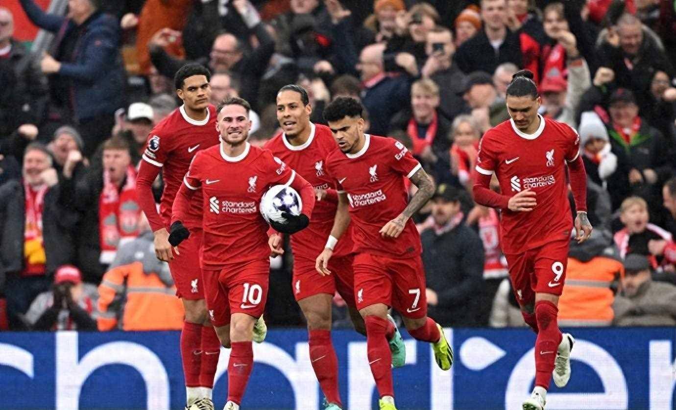 FBsports-沈阳东进备战比赛，主教练研究对手战术的简单介绍