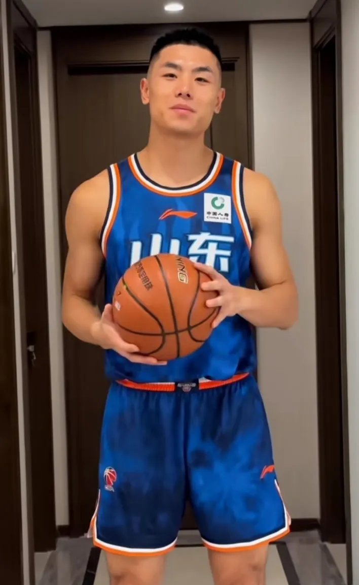 球员在比赛中展现出了出色的身体素质