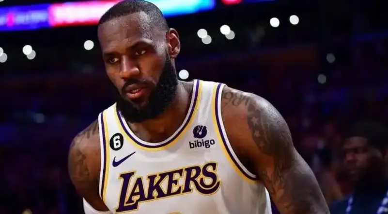 湖人大胜马刺，詹姆斯神勇表现领队再次取胜