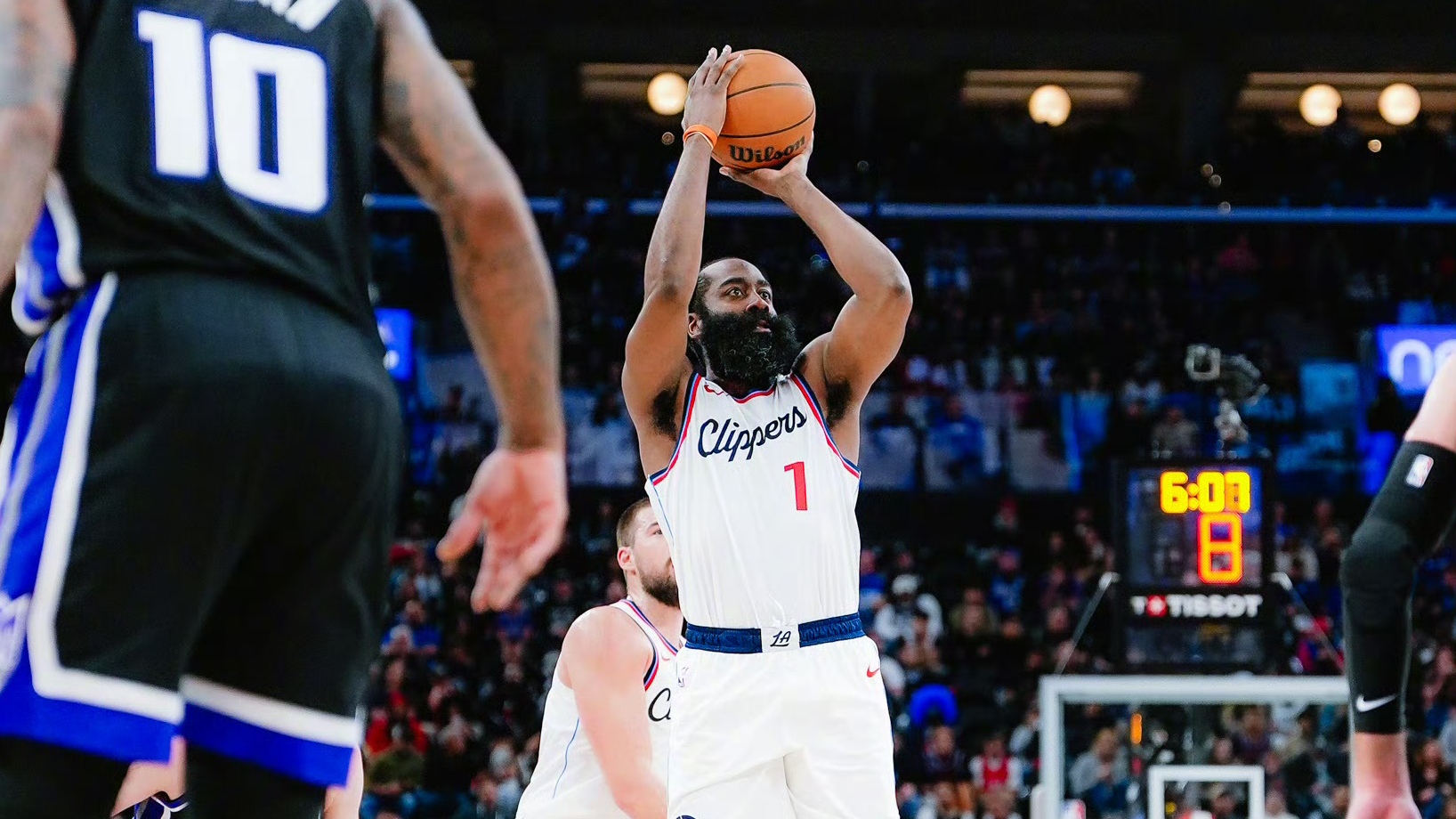 火箭逆袭灰熊取胜，哈登压哨绝杀掀