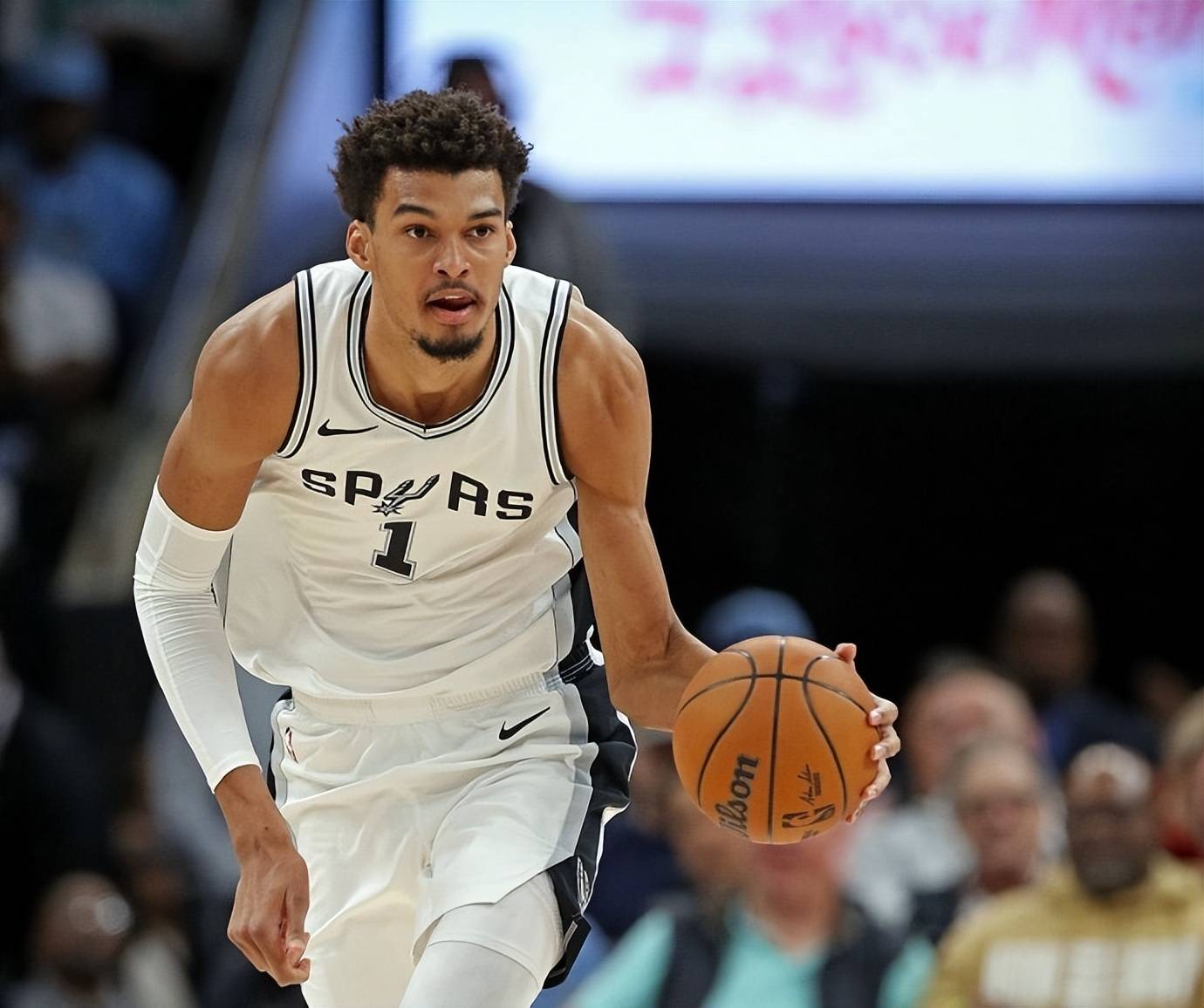 FB体育在线-马刺不敌灰熊，德罗赞30分空砍