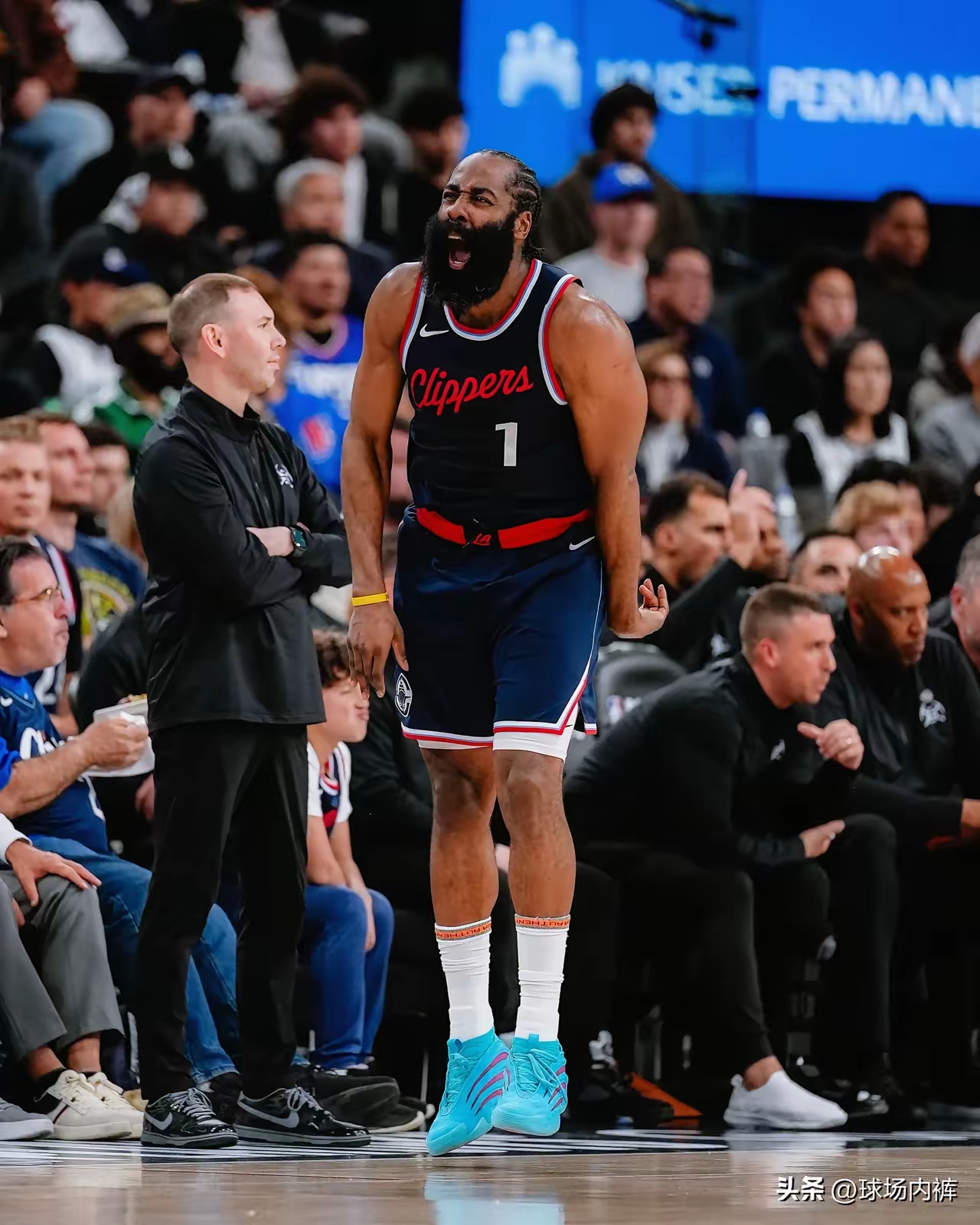 FB体育在线-火箭擒篮网，哈登砍下30+。