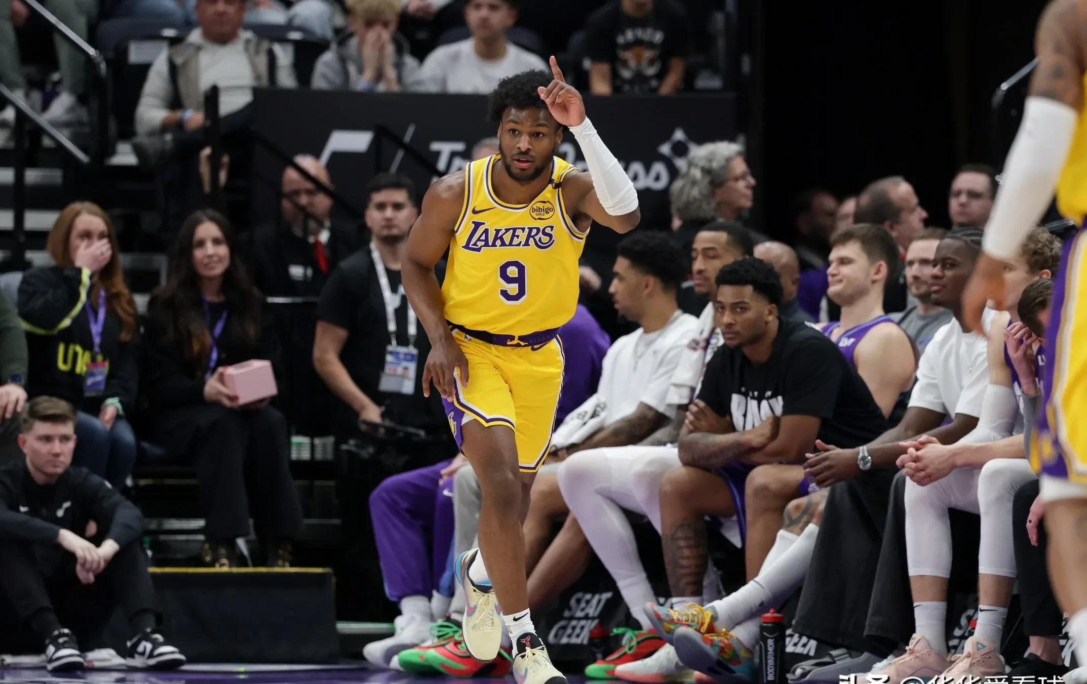 FB体育官方网站-勇士遭湖人逆转，库里受伤离场